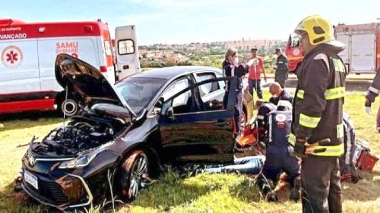 Motorista morre após bater em poste na Mineko Ito