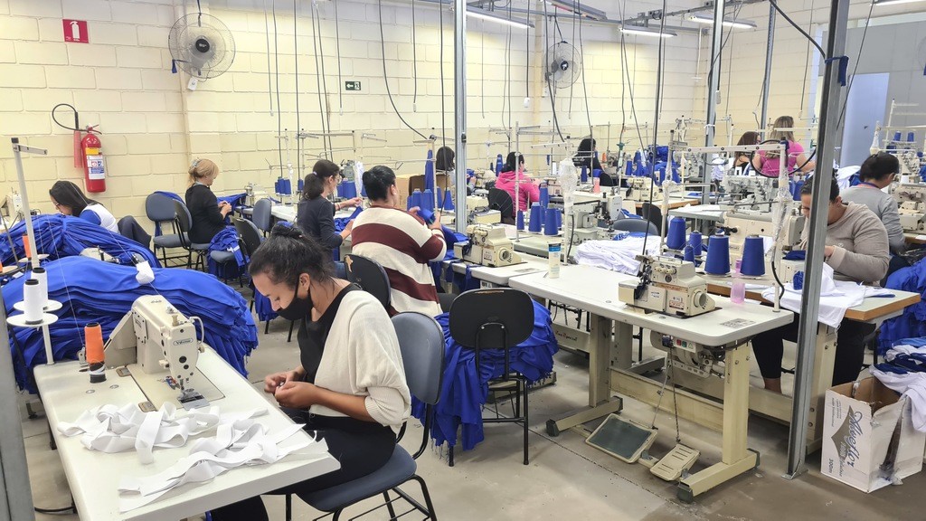 Bolsistas da Prefeitura de Hortolândia confeccionam uniformes escolares de inverno