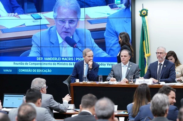 Macris questiona ministro da Educação sobre política educacional do governo