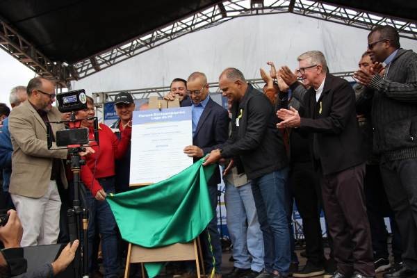 Zezé Gomes entrega parque que homenageará Angelo Perugini