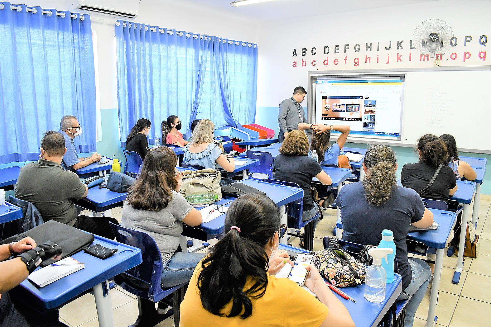 Lousas digitais e aula de robótica modernizam ensino municipal