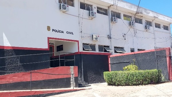 Família é ameaçada com faca durante roubo a residência