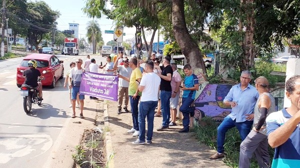 Sob coro de ‘viaduto já’, moradores pressionam Rumo em Hortolândia