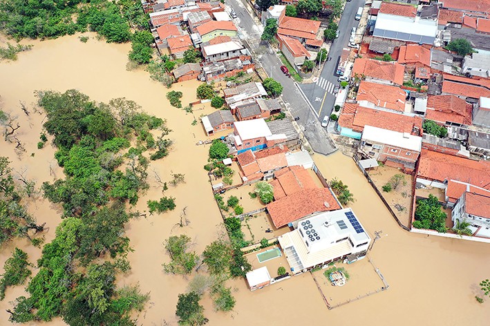 Brischi promete pontes e melhorias em drenagem, mas não apresenta projeto contra enchentes