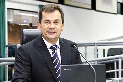 Edilsinho promulga lei que mantém salários de R$ 32 mil para prefeito e de R$ 12,2 mil para vice