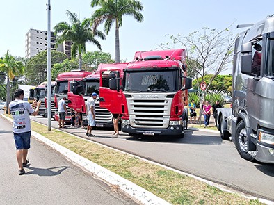 Mais de 100 caminhões e 2 mil pessoas passaram pelo Encontro de Caminhoneiros em Nova Odessa