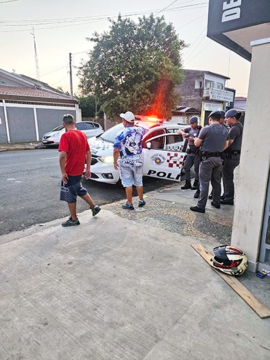 Dupla armada invade barracão e leva material de campanha de Willian Souza