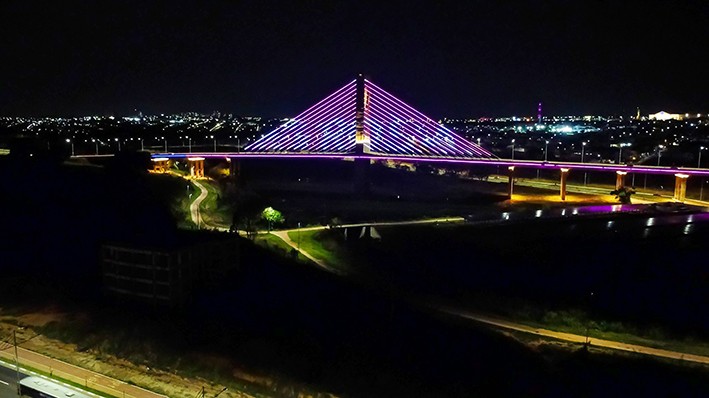 Ponte Estaiada brilha com iluminação decorativa da campanha Outubro Rosa