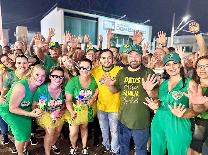 Caminhada noturna movimenta região central com Henrique do Paraíso e André da Farmácia