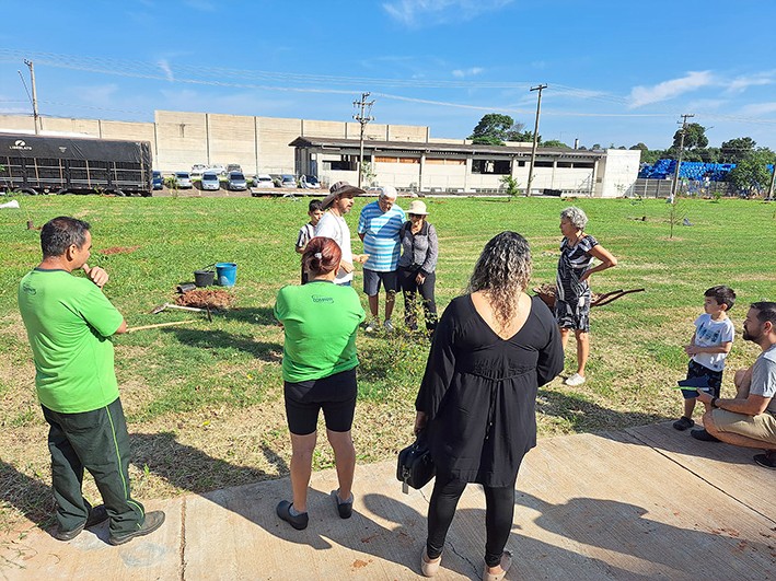 Moradores do Jd. Marajoara e Meio Ambiente de Nova Odessa plantam cem árvores nativas