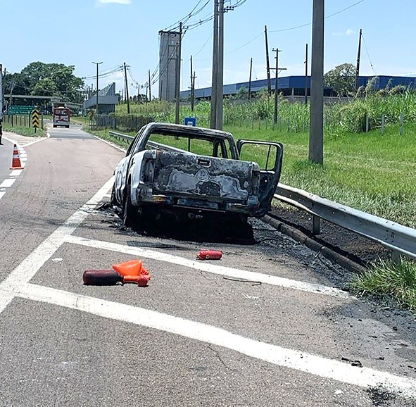 Caminhonete pega fogo e interdita rodovia Campinas-Monte Mor