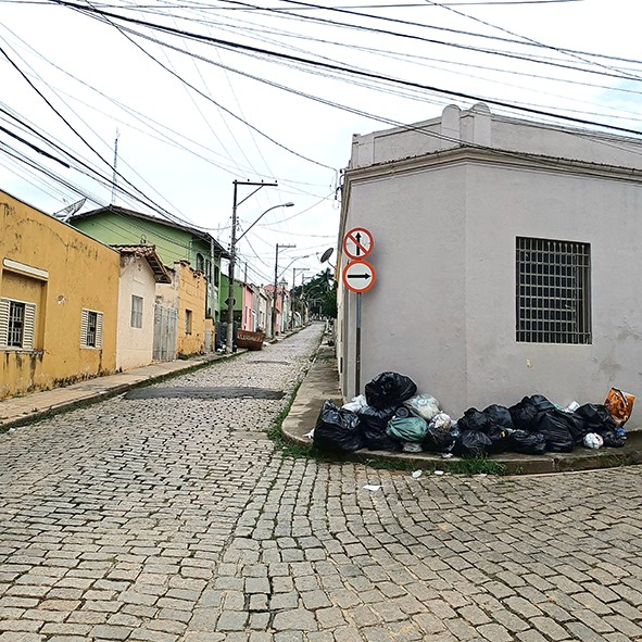 Moradores de Monte Mor sofrem com falta de coleta de lixo na região central