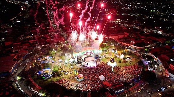 Show de Jorge Vercillo em celebração de Natal emociona famílias de Hortolândia