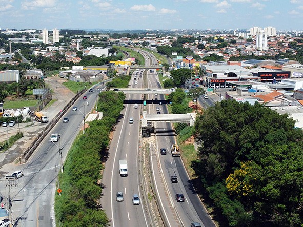 Obra do viaduto sobre a rodovia SP-101 em Hortolândia recebe vigas