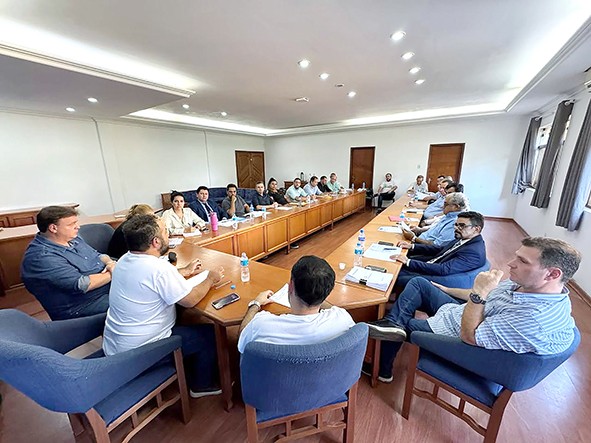 Henrique realiza primeira reunião com novo secretariado