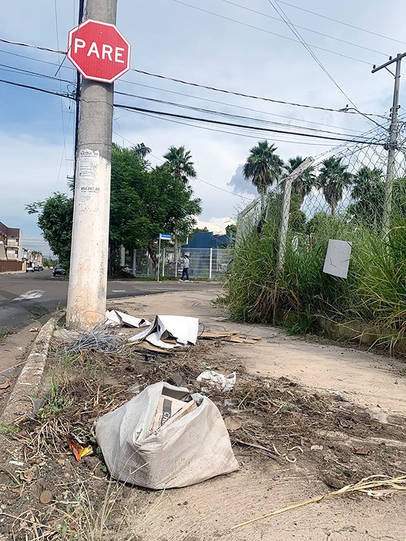 Moradores de Hortolândia apontam riscos com lixo e mato alto em terreno