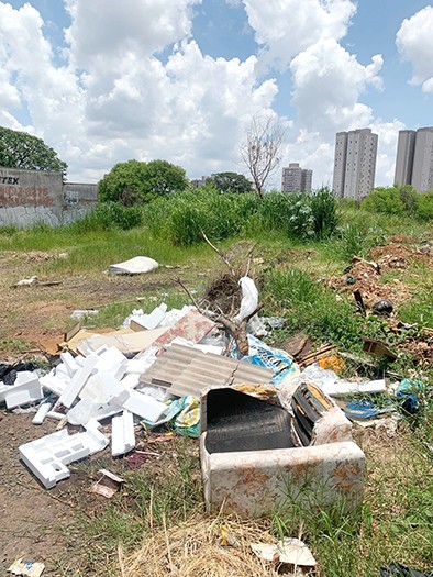 Entulho e pneus a céu aberto viram ameaça a moradores em Hortolândia