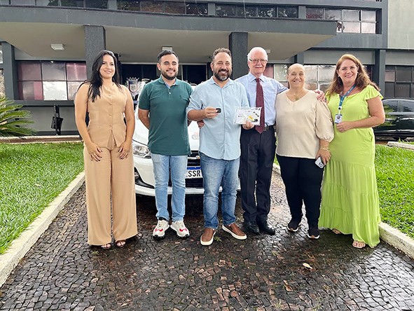 Henrique entrega carro novo para entidade São Judas Tadeu