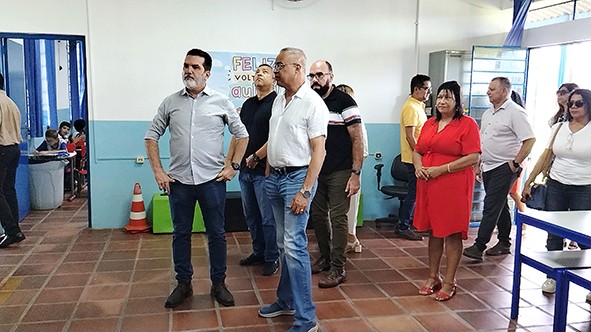 Zezé Gomes reforma e entrega Emeief Bairro Três Casas, em Hortolândia