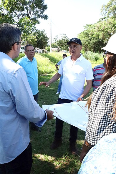 Zezé Gomes vistoria obras do Parque Socioambiental do Jardim Amanda