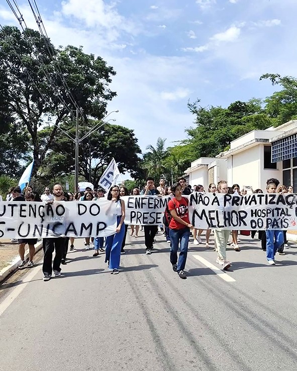 Estudantes fazem ato em defesa da gestão do HES pela Unicamp